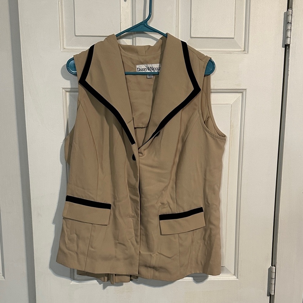 Danny & Nicole tan and black outline vest size 18W MK